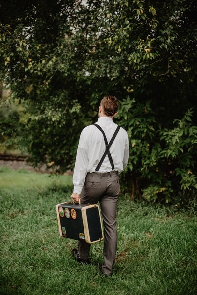 X- style suspenders.